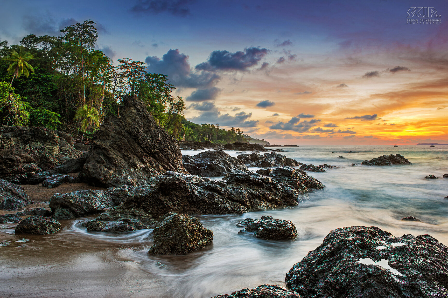 Bahia Drake - Zonsondergang Een fantastische zonsondergang op een van de stranden van Drake Bay aan de Pacific Ocean Stefan Cruysberghs